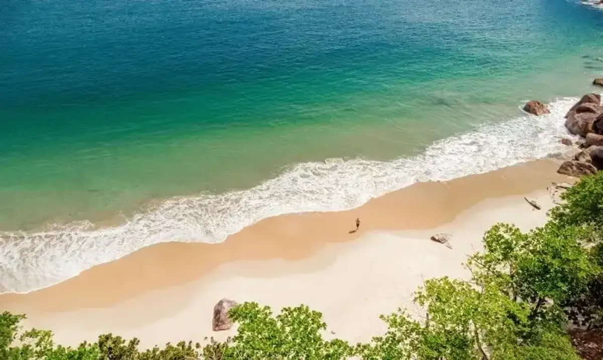 Ilha Anchieta vista do mar em um passeio de lancha em Ubatuba
