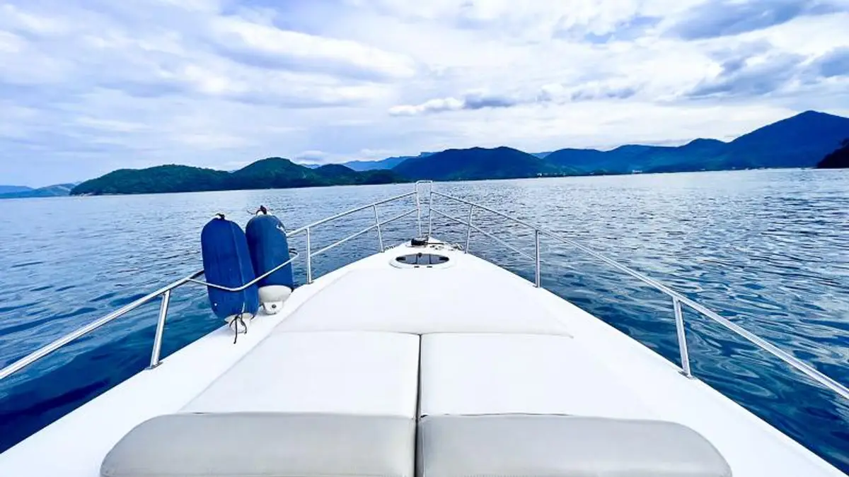 Lancha privativa para aluguel em Ubatuba com marinheiro