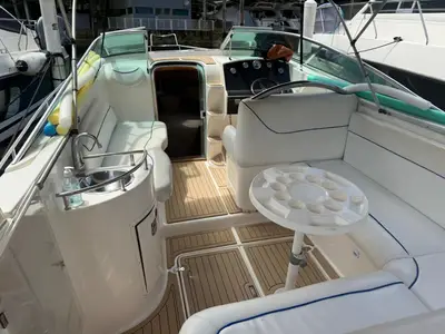 Interior da lancha em Ubatuba - Área interna espaçosa