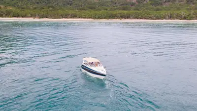 Lancha navegando em Ubatuba - No mar