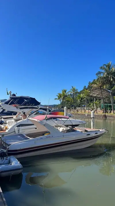 Lancha navegando em Ubatuba - Vista externa no mar