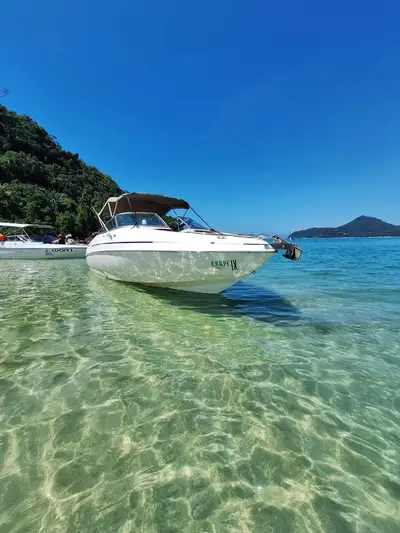 Lancha navegando em Ubatuba