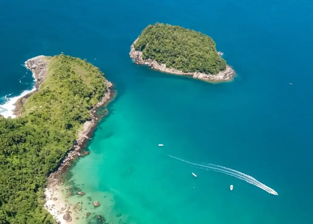 Ilhas do norte de Ubatuba vistas de um passeio de lancha